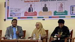Dr. Iskandar Abdul Samad Dosen Bahasa Inggris Universitas Syiah Kuala selaku narasumber Utama pada kegiatan Seminar Scholarship Syiah Kuala Career Expo (SKCE) 2024
