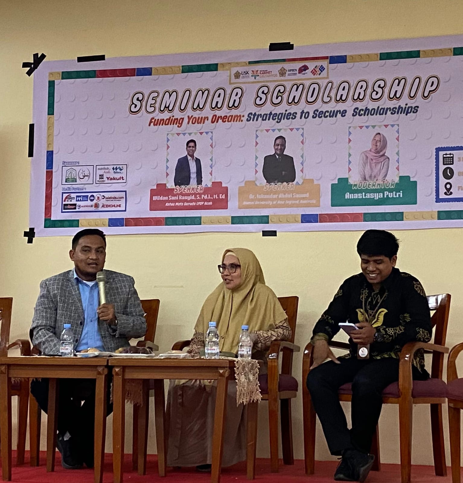 Dr. Iskandar Abdul Samad Dosen Bahasa Inggris Universitas Syiah Kuala selaku narasumber Utama pada kegiatan Seminar Scholarship Syiah Kuala Career Expo (SKCE) 2024