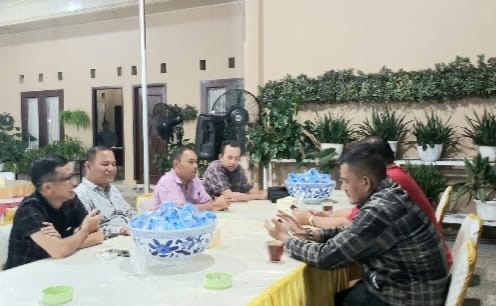 Bupati Aceh Tenggara terpilih, M Salim Fakhry, Anggota DPRK Komisi D, Abi Hasan bersama Humas IGARA, LSM Konservasi, pemred thejurnal.id, dan guru dari Banda Aceh melakukan diskusi tentang pendidikan di desa terpencil.