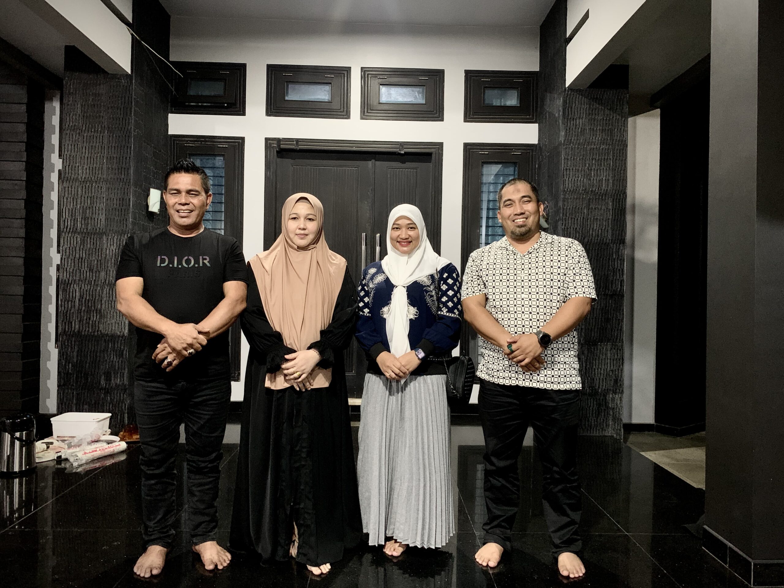 Pj Bupati Aceh Besar Muhammad Iswanto SSTP MM bersama Pj Ketua TP PKK Aceh Besar Cut Rezky Handayani SIP MM, foto bersama saat bersilaturrahmi ke kediaman Bupati Aceh Besar terpilih, Muharram Idris atau akrab disapa Syech Muharram., di Gampong Ajun Lamhasan Kecamatan Peukan Bada, Aceh Besar, Rabu (05/02) malam. (Foto/ Prokopim Pemkab Aceh Besar)