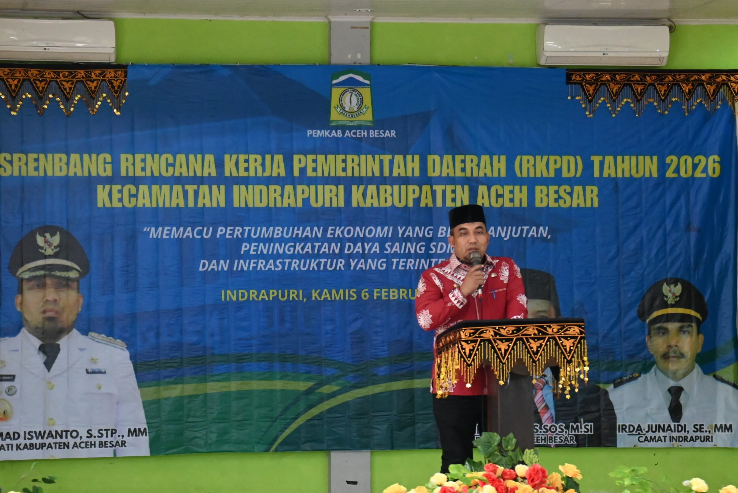 Pj Bupati Aceh Besar Muhammad Iswanto, S.STP, MM menyampaikan sambutan dan arahan sekaligus membuka Munsrenbang RKPD Tahun 2026 di Gedung UDKP Kecamatan Indrapuri, Aceh Besar, Kamis (06/02/2025)