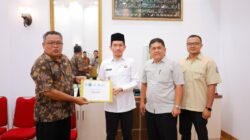 Bupati Aceh Barat bersama Wakil Bupati Aceh Barat melakukan perekaman Tanda Tangan Elektronik