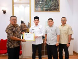 Bupati Aceh Barat bersama Wakil Bupati Aceh Barat melakukan perekaman Tanda Tangan Elektronik