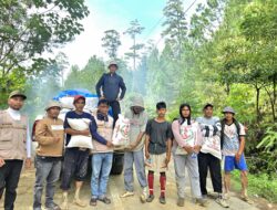 Terjebak Medan Ekstrem, Relawan LLI Tetap Antar Bantuan ke Pelosok