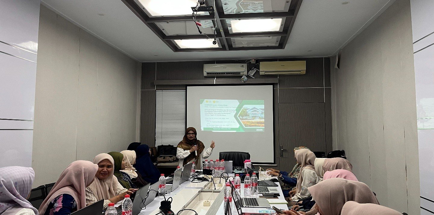 Narasumber menyampaikan materi tentang pembelajaran Bahasa Inggris interaktif berbasis TBL dan pemanfaatan teknologi.